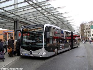 Bus am Bahnhof